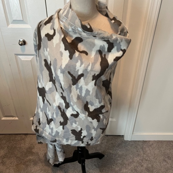 Aerie one size camo blanket scarf - Picture 2 of 10